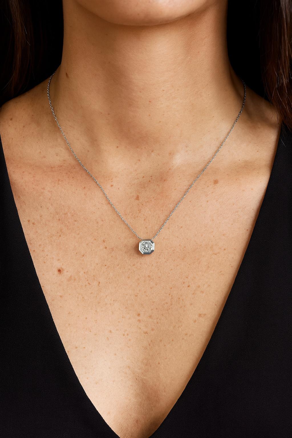 Tiffany & Co. Collier pendentif Lucida en platine avec diamants

Design/One emblématique de Tiffany & Co, cet élégant collier à pendentif Lucida est finement réalisé en platine 950 massif, pesant 4,7 grammes. Le pendentif met en valeur un