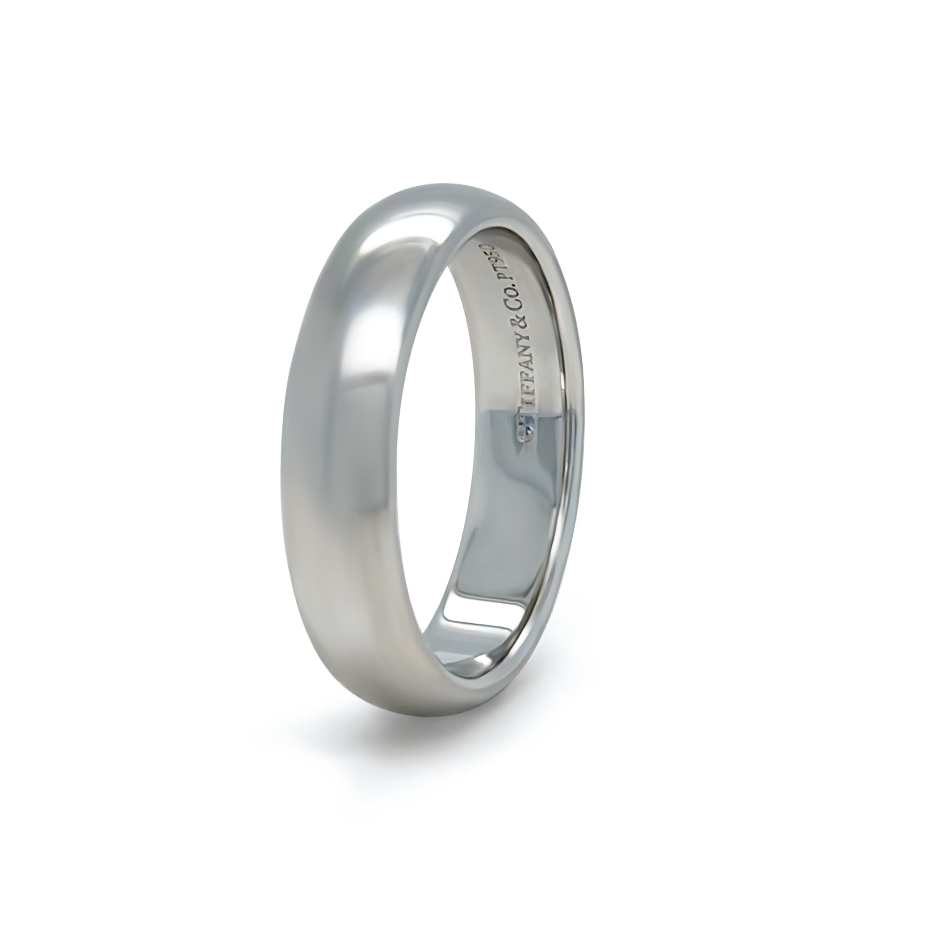 A timeless Tiffany & Co Lucida wedding band, meticulously crafted in platinum, weighing 7.58 grams. Designed to celebrate the eternal bond of love, this elegant piece measures 4.5mm wide and embodies enduring sophistication.

Metal: Platinum