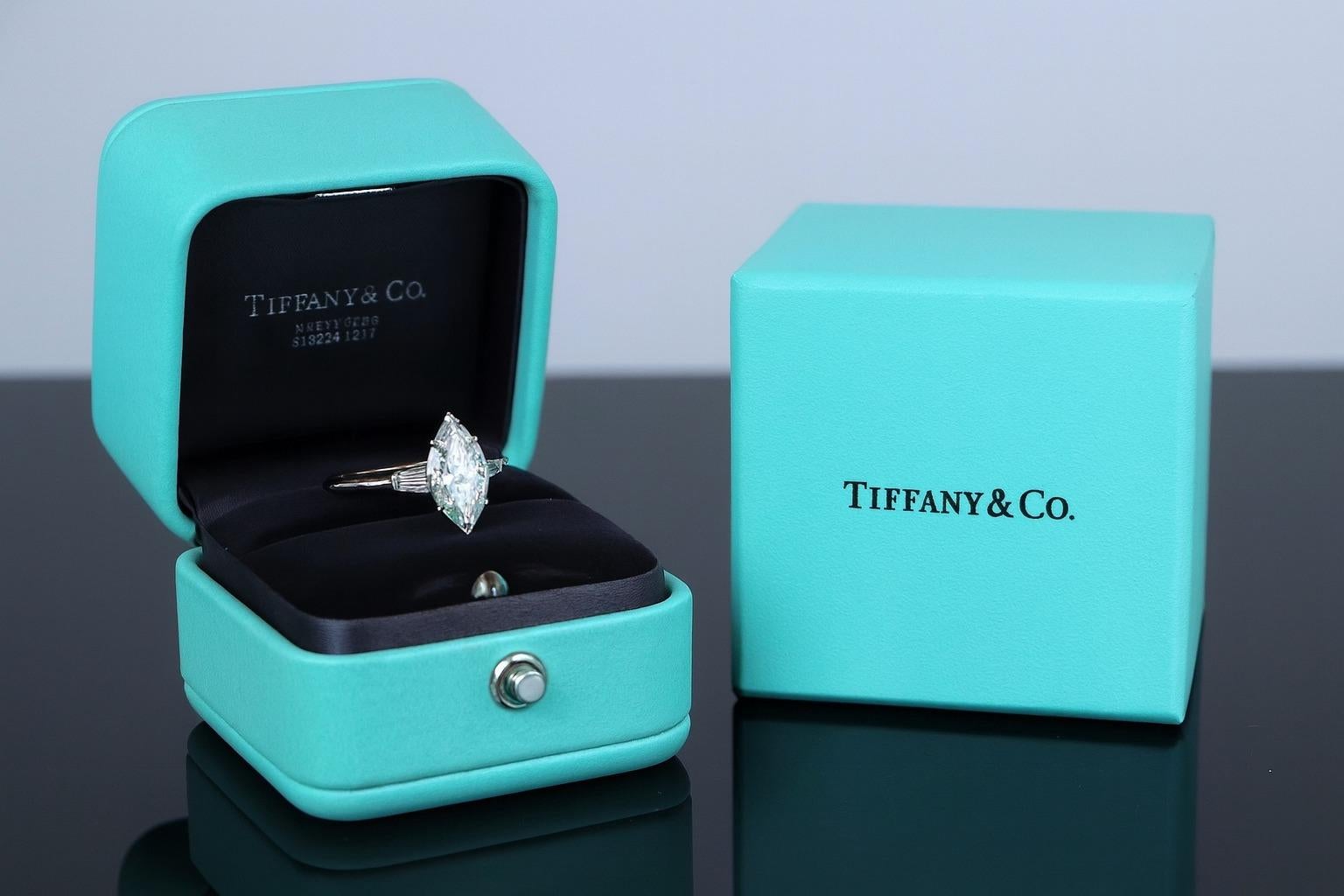 Tiffany & Co. Anello di fidanzamento in platino con diamanti a forma di marquise e baguette

Questo raro anello di fidanzamento con diamante marquise di Tiffany & Co. è un pezzo da collezione che combina un'eleganza senza tempo con un design