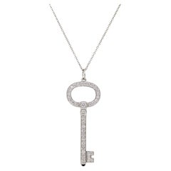 Tiffany & Co. Collier en platine avec clé ovale en diamants naturels de 0,58 carat