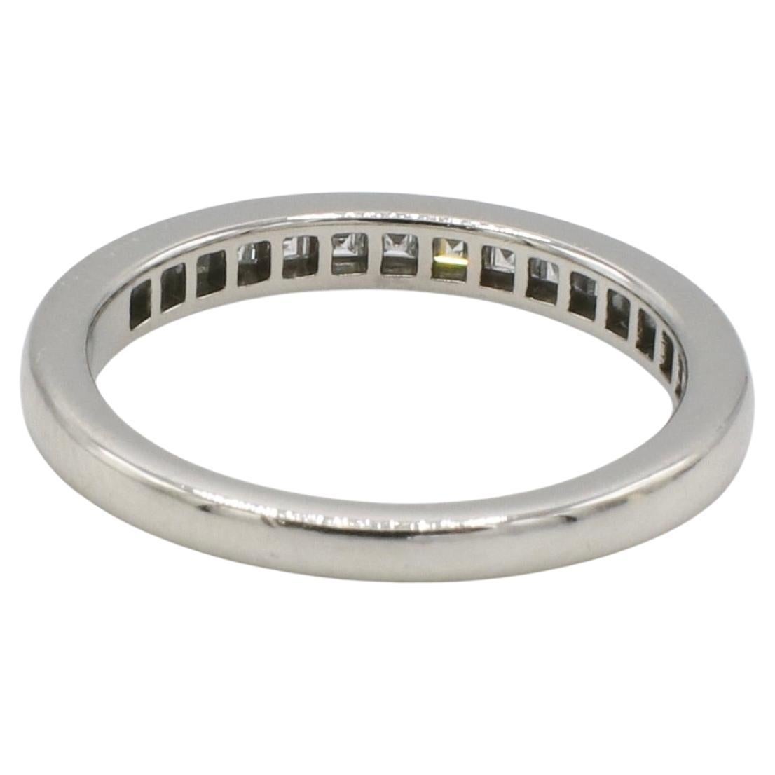 Tiffany & Co. Anello a mezza fascia con diamante quadrato taglio Asscher in platino 
Metallo: Platino
Peso: 3.33 grammi
Diamanti: 15 diamanti naturali taglio quadrato Asscher, circa 0,35 CTW F-G VS
Taglia: 5 (US)
Larghezza: 2.5 mm
ONT F35000889
