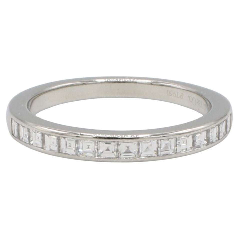 Moderno Tiffany & Co. Anello a mezza fascia con diamante quadrato taglio Asscher in platino in vendita