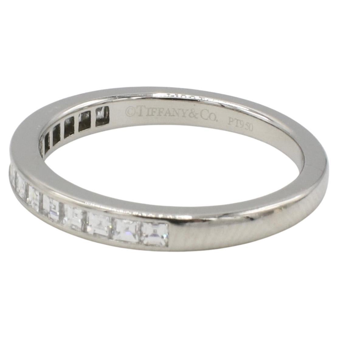 Taglio Asscher Tiffany & Co. Anello a mezza fascia con diamante quadrato taglio Asscher in platino in vendita