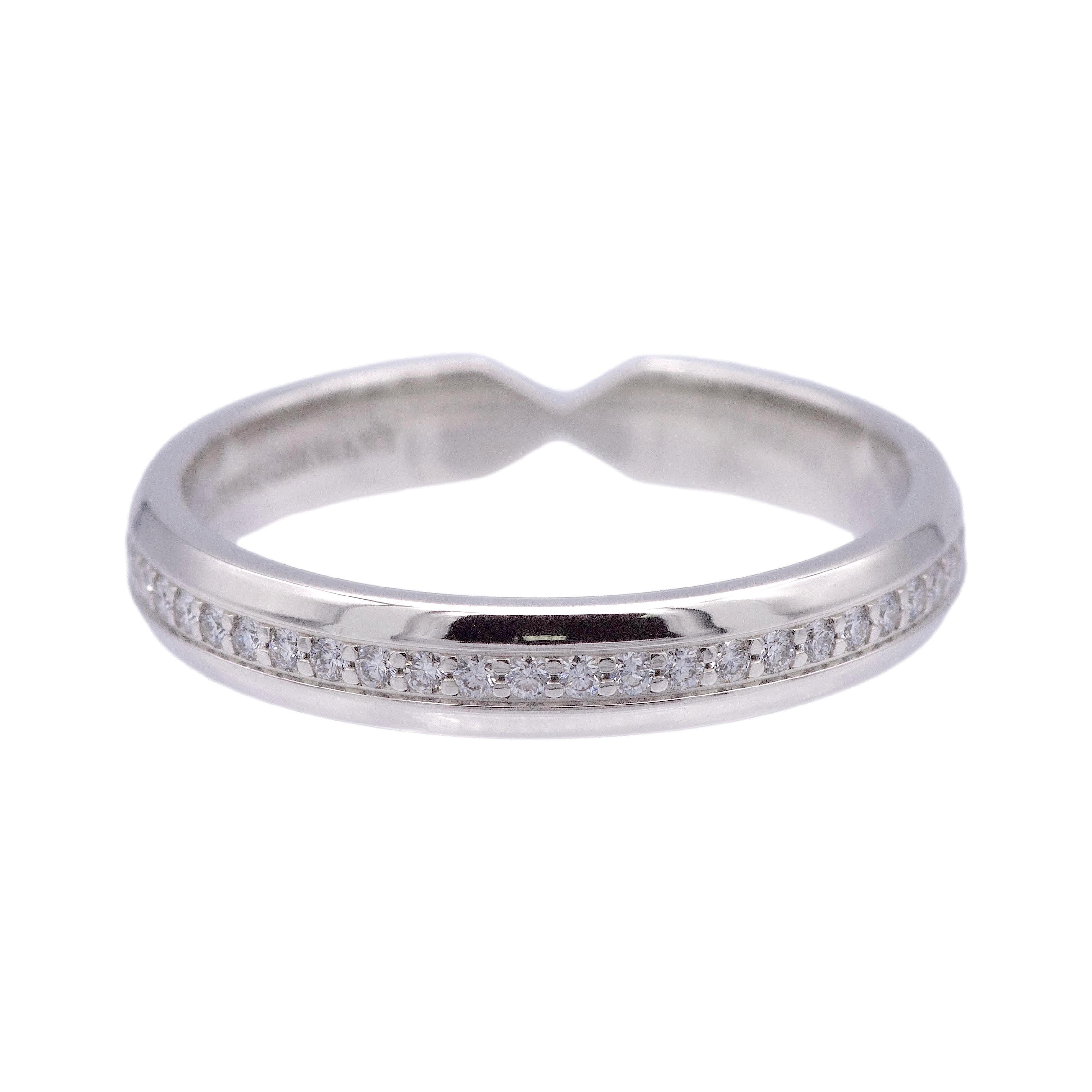 Taille brillant Tiffany & Co. Bague en platine à anneau étroit de 3 mm avec diamant de 0,14 ct. en vente