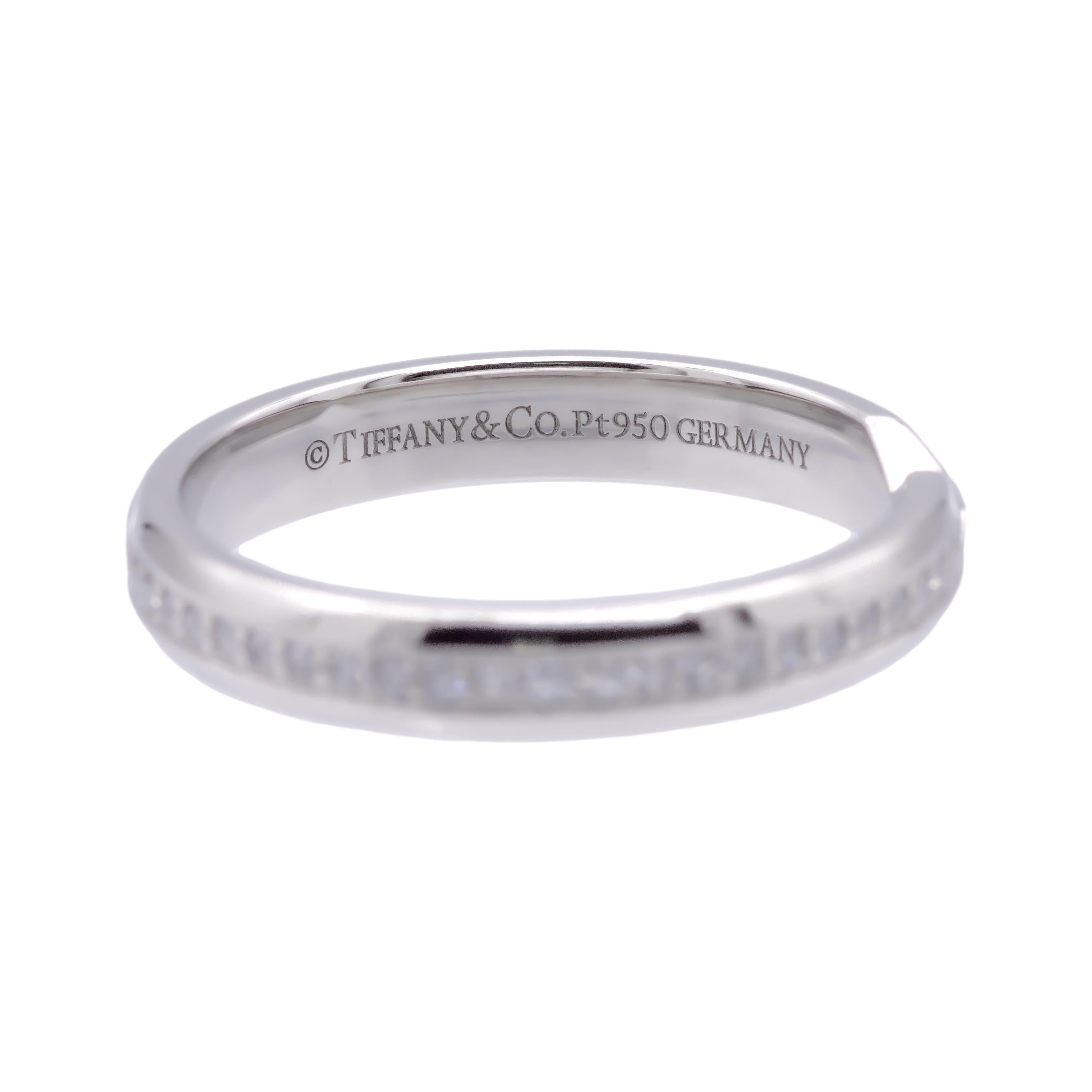 Tiffany & Co. Bague en platine à anneau étroit de 3 mm avec diamant de 0,14 ct. Excellent état - En vente à New York, NY