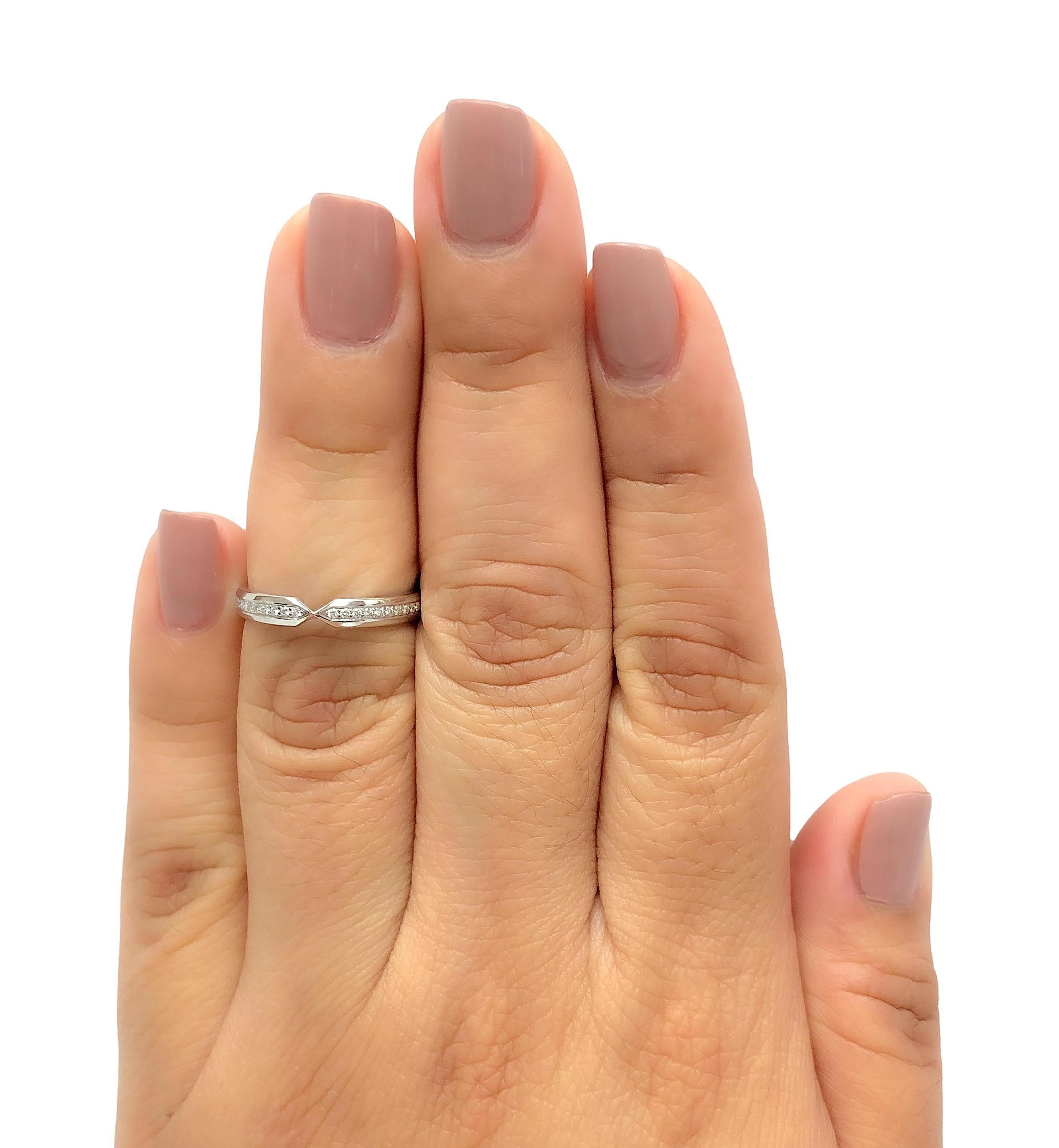 Tiffany & Co. Bague en platine à anneau étroit de 3 mm avec diamant de 0,14 ct. en vente 2
