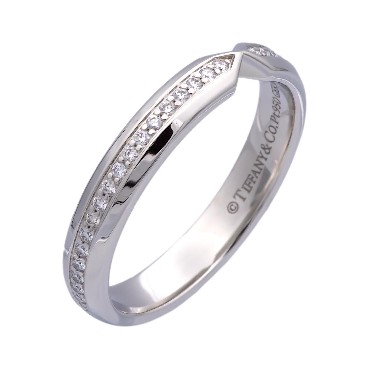 Tiffany & Co. Bague en platine à anneau étroit de 3 mm avec diamant de 0,14 ct. en vente