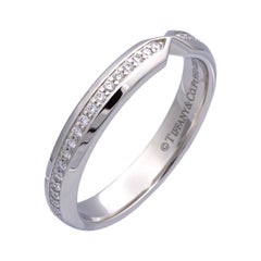 Tiffany & Co. Bague en platine à anneau étroit de 3 mm avec diamant de 0,14 ct.