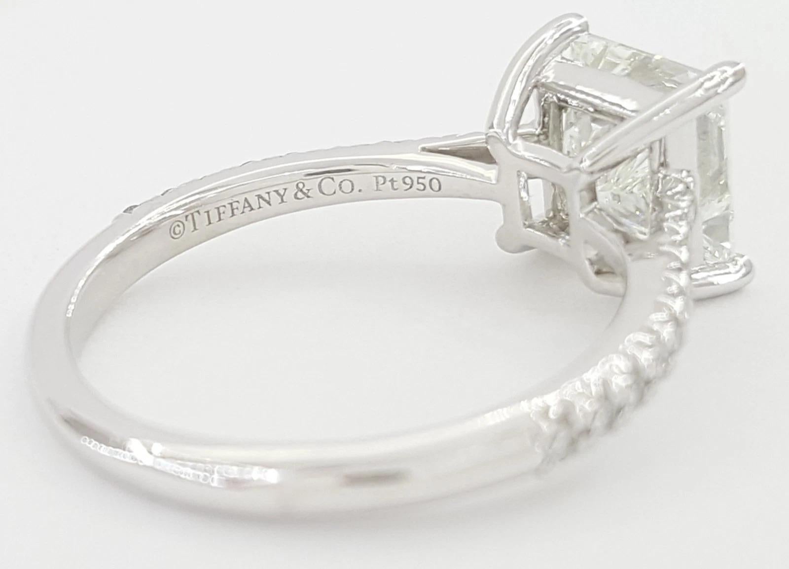 Tiffany & Co. Anillo de compromiso de diamantes talla princesa Novo® de platino de 1,7 quilates

Un clásico atemporal de Tiffany & Co. de la renombrada colección Novo®, elaborado en platino y con un deslumbrante diamante natural de talla princesa de