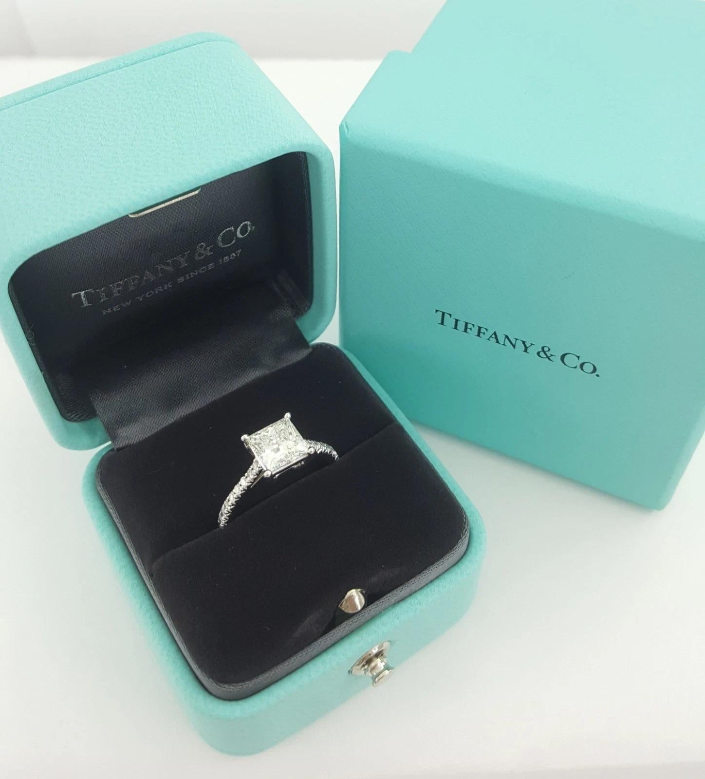 Tiffany & Co. Anillo de compromiso de diamantes talla princesa Novo en platino de 1,7 quilates en Excelente estado para la venta en Chicago, IL