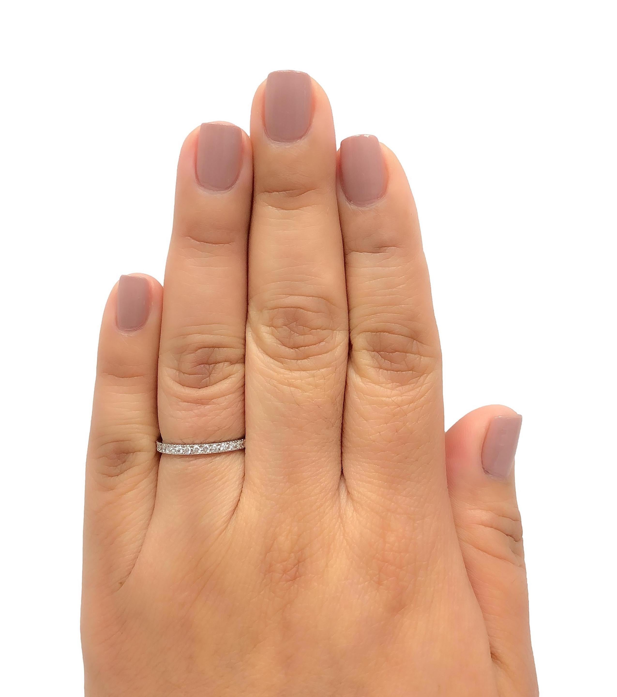 Donna Tiffany & Co. Anello a fascia in platino Novo 2mm 0,18 carati totali a semicerchio in vendita