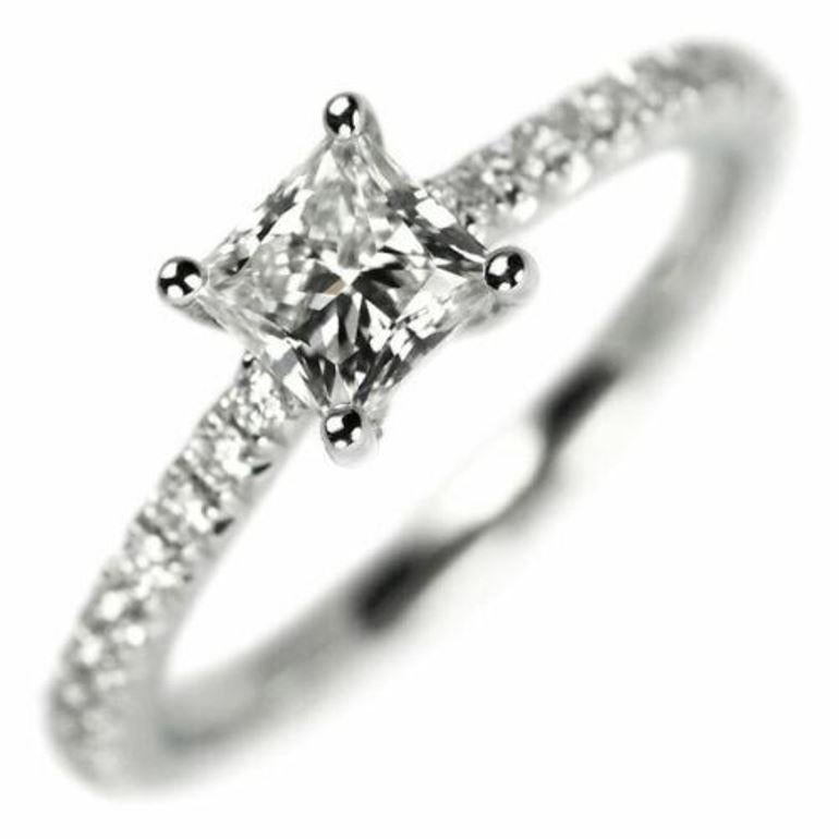 TIFFANY & Co. Bague de fiançailles Novo Princess Cut .52ct Diamond 7

Le diamant central de taille princesse, dont la brillance est assurée par des vagues de facettes triangulaires longues comme des chevrons, est serti entre quatre minces griffes,