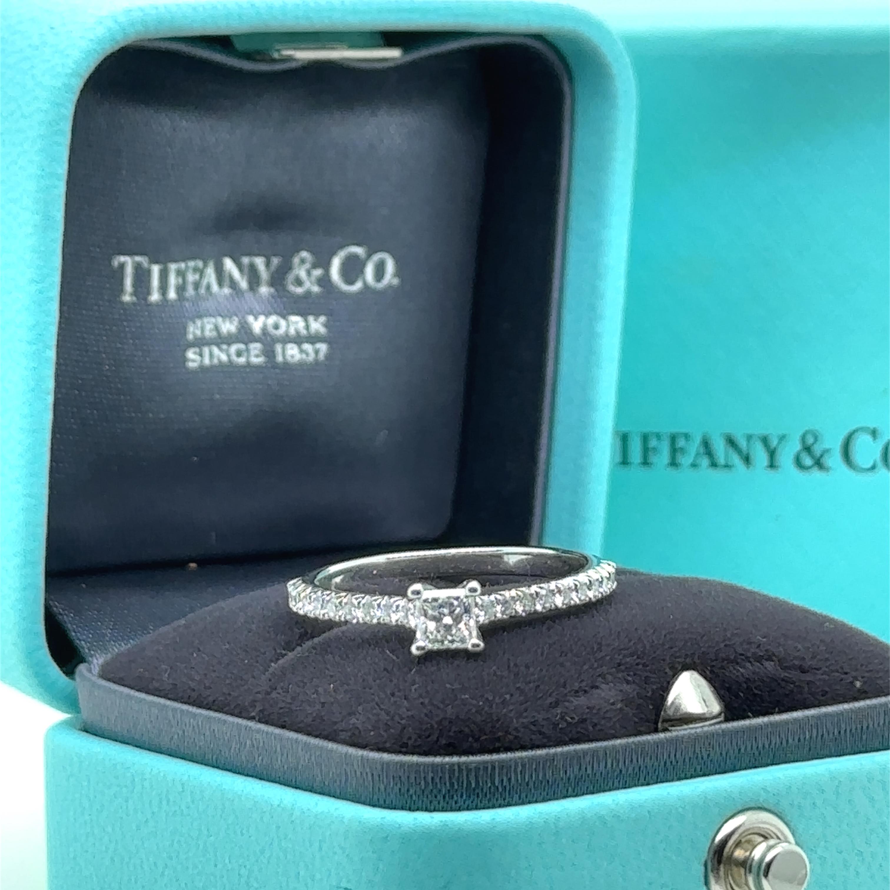 Tiffany & Co. Platin Novo Verlobungsring aus Platin mit Diamant im Prinzessinnenschliff 0,23 Karat 3g im Angebot 4
