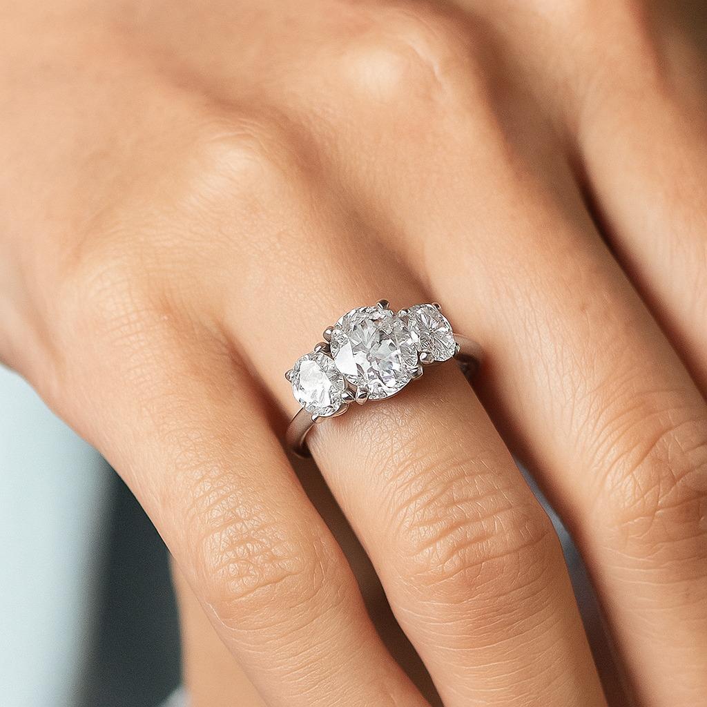 Tiffany & Co. Bague de fiançailles à trois pierres en platine avec diamant de taille ovale Excellent état - En vente à Chicago, IL