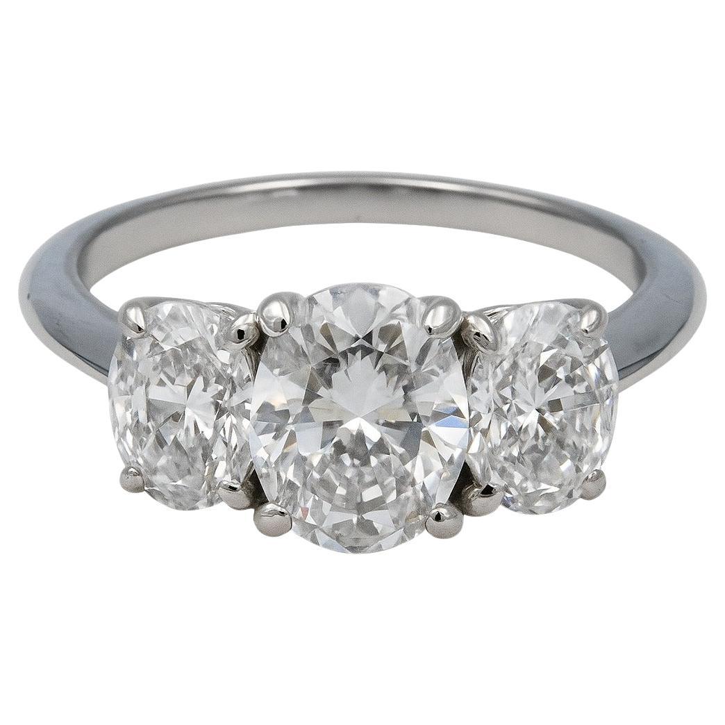 Tiffany 
Co. Bague de fiançailles à trois pierres en platine avec diamant de taille ovale en vente