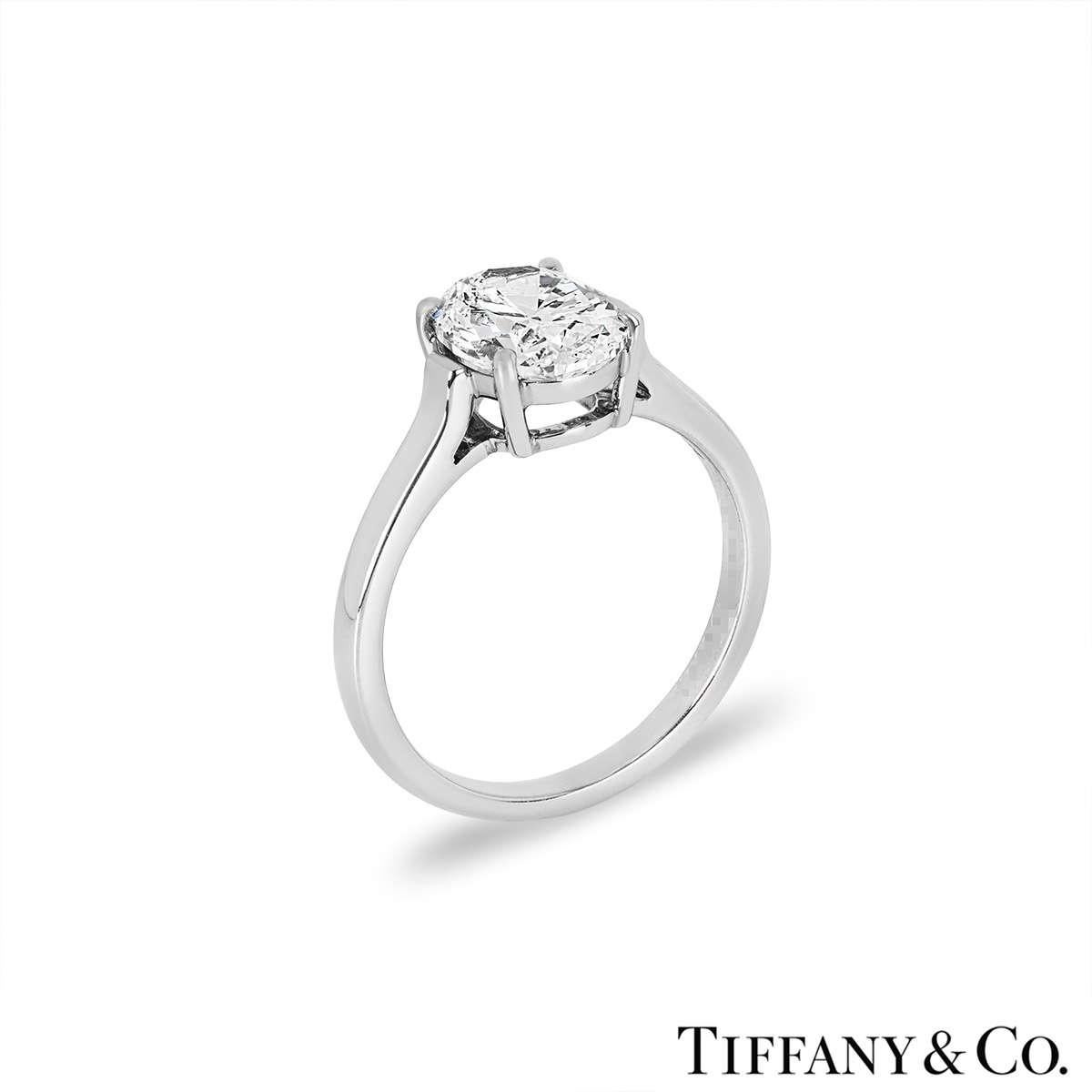 Une superbe bague en platine sertie de diamants de Tiffany & Co. La bague comprend un diamant de taille ovale dans une monture à 4 griffes, d'un poids de 2,06ct, de couleur D et de pureté VVS2. La bague est de taille UK M, EU 52 et US 6 mais peut