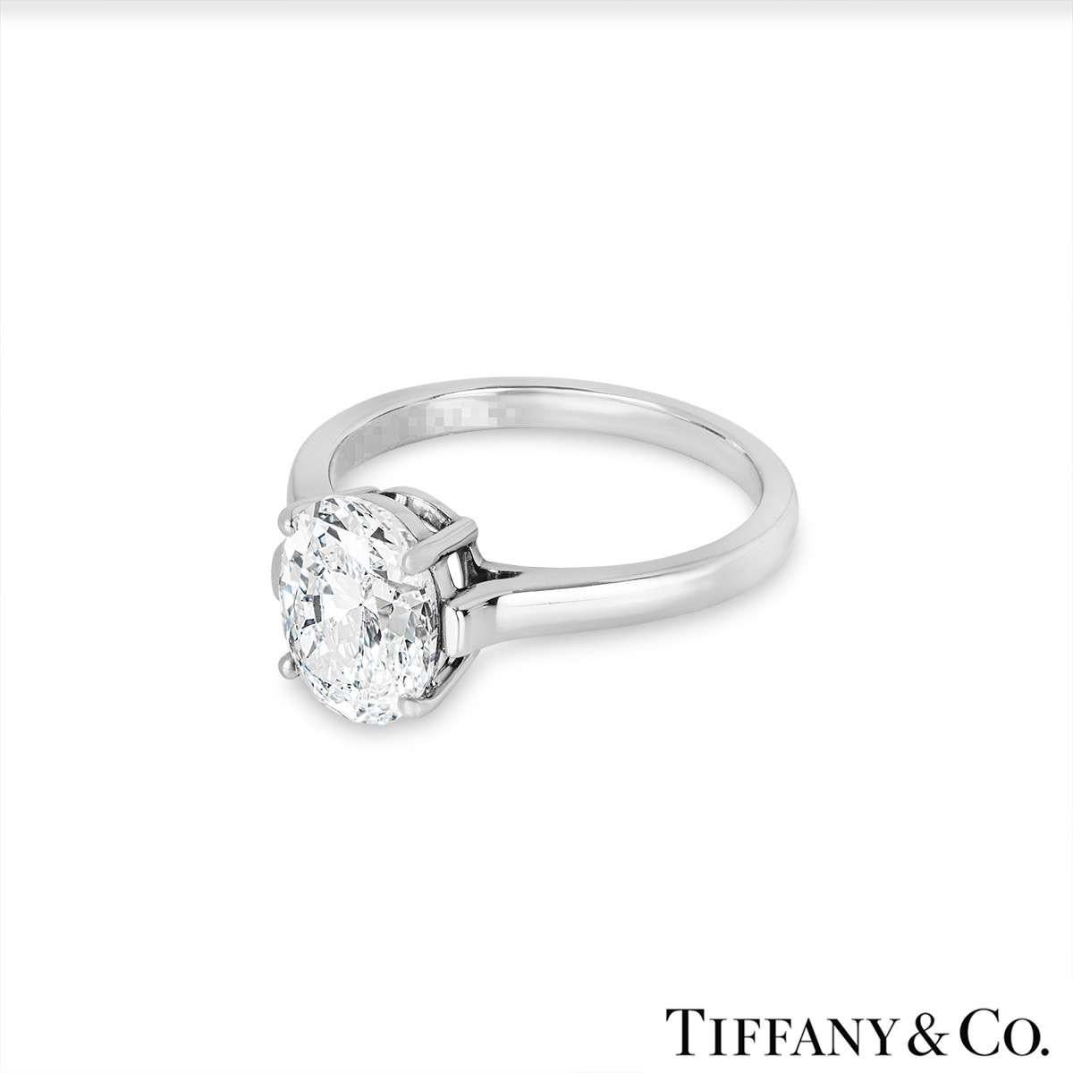 Tiffany & Co. Bague de fiançailles en platine avec diamant ovale 2,06 carats D/VVS2 certifié GIA Excellent état - En vente à London, GB