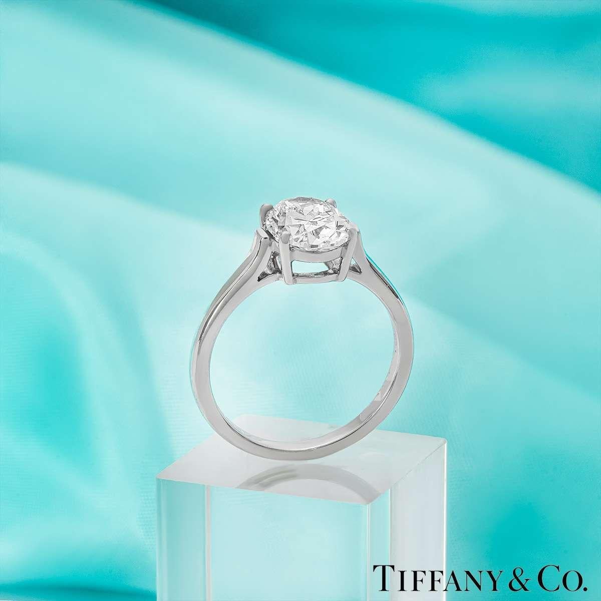 Tiffany & Co. Bague de fiançailles en platine avec diamant ovale 2,06 carats D/VVS2 certifié GIA en vente 1
