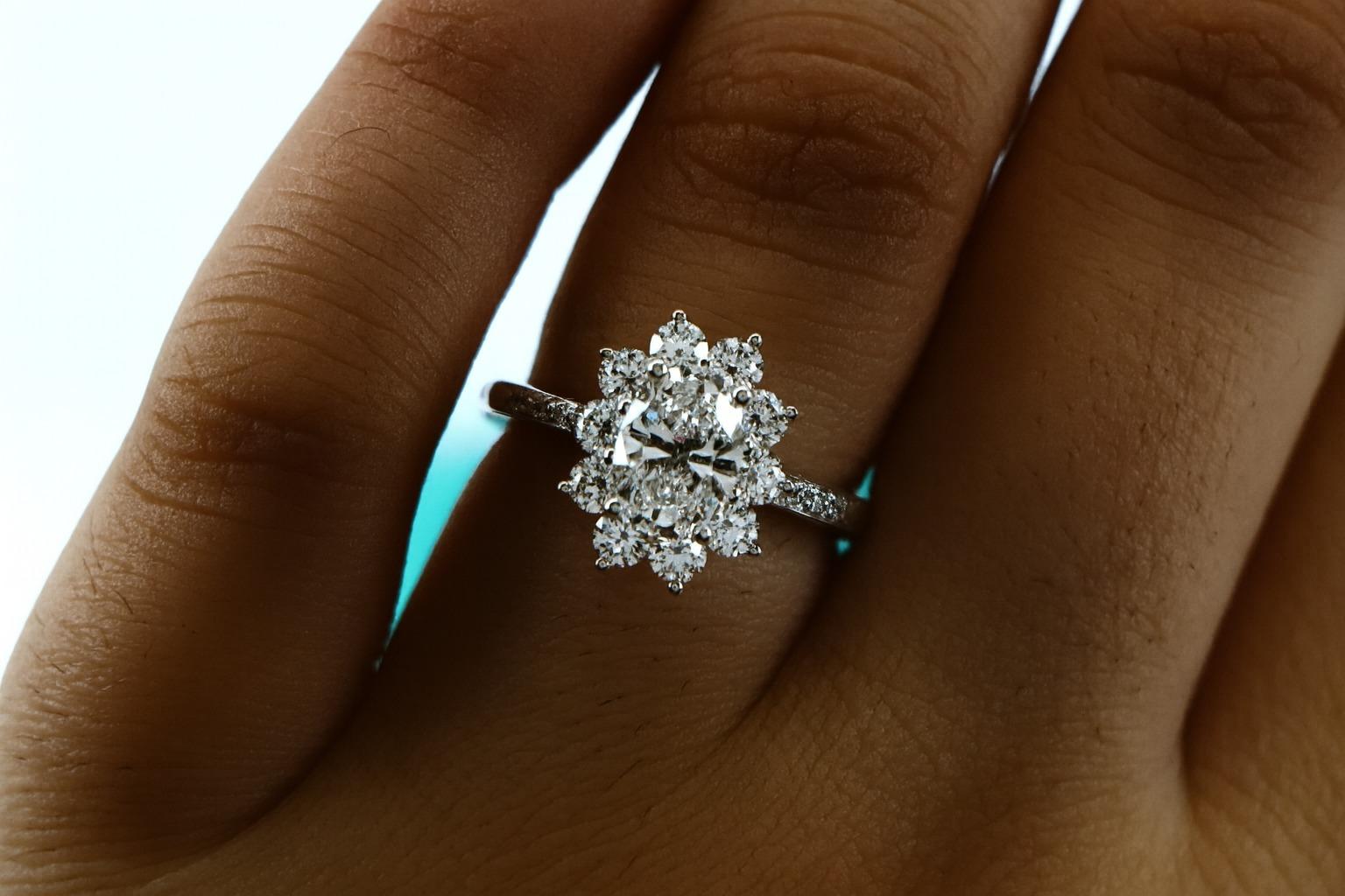 Tiffany & Co. Anillo de compromiso de diamantes ovalados en platino

Elegante anillo de compromiso Tiffany & Co. elaborado en platino, con un vástago diseñado a medida que se abre (ver las dos últimas fotos para más detalles).

Diamante central
