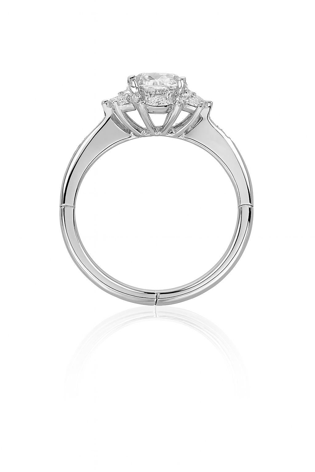 Tiffany & Co. Anillo de compromiso de diamantes ovalados en platino Corte oval en venta