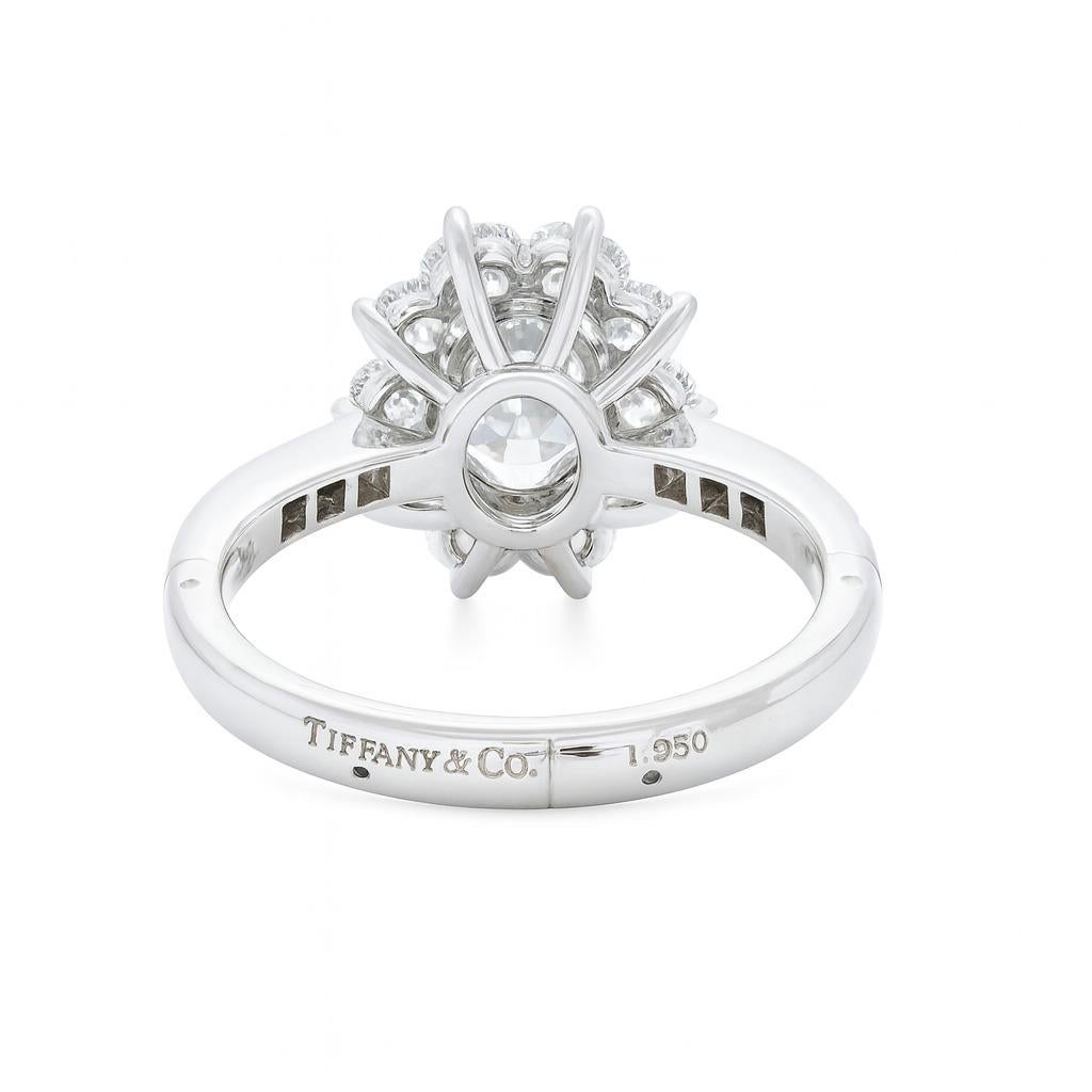 Tiffany & Co. Anillo de compromiso de diamantes ovalados en platino en Excelente estado para la venta en Chicago, IL