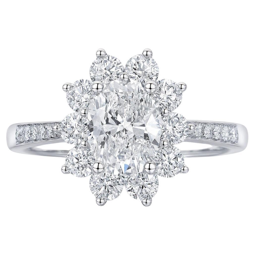 Tiffany & Co. Anillo de compromiso de diamantes ovalados en platino en venta