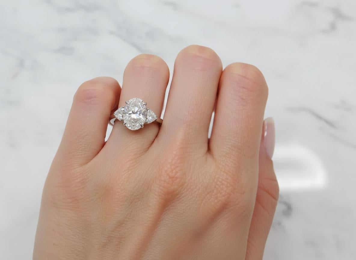 Este exquisito anillo de compromiso Tiffany & Co. presenta un impresionante diamante brillante ovalado natural en el centro, certificado por el GIA.

El diamante central muestra un hermoso perfil alargado, con un excepcional color F y claridad VVS1,