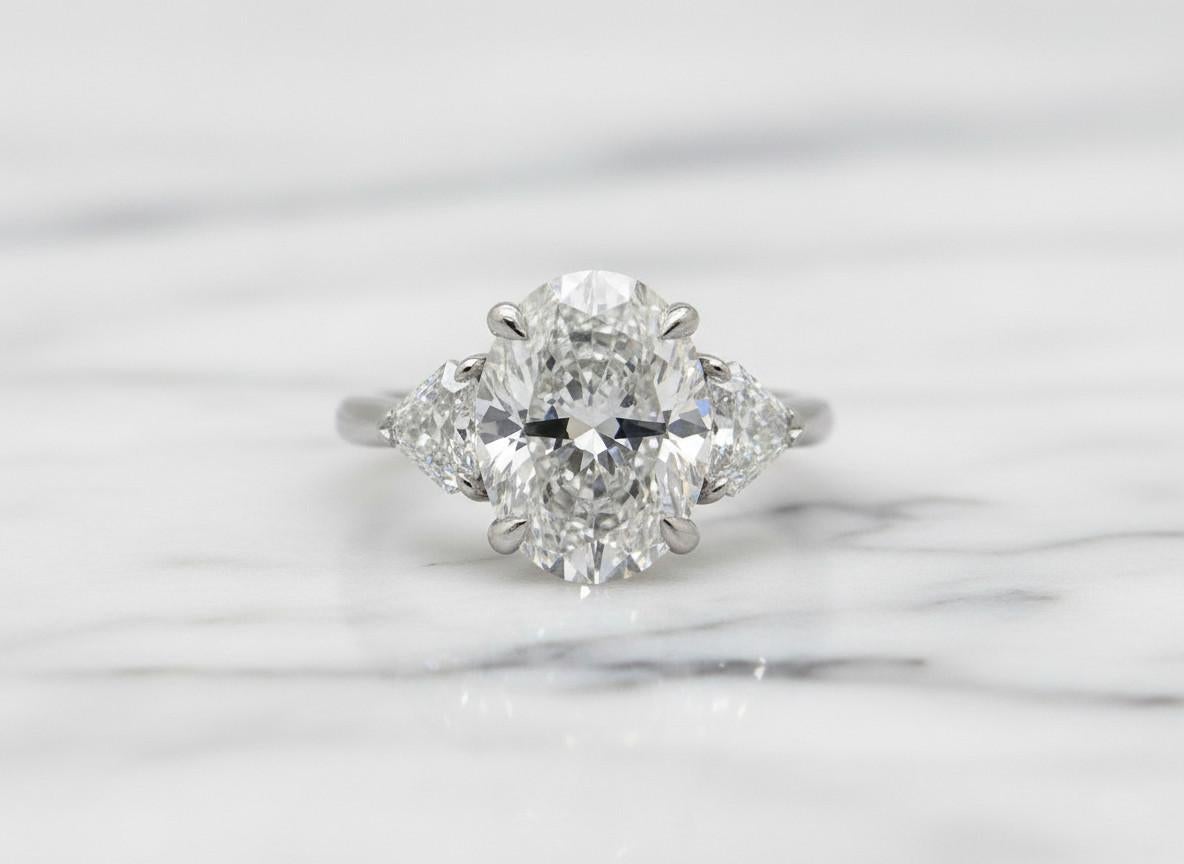 Tiffany & Co. Anillo de compromiso de tres piedras con diamantes ovalados en platino en Excelente estado para la venta en Chicago, IL