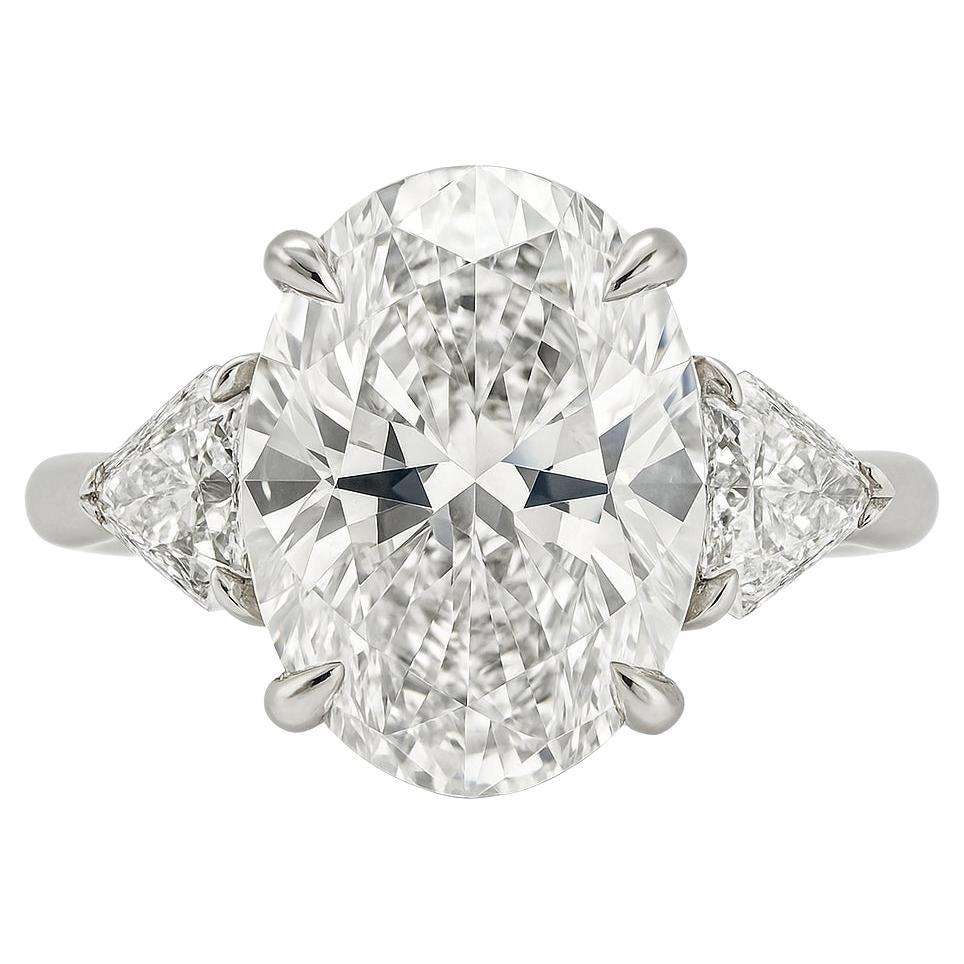 Tiffany
Co. Bague de fiançailles trois pierres en platine avec diamant ovale