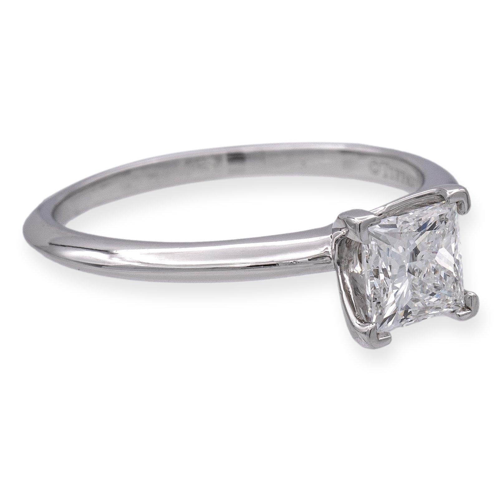 Tiffany & Co. Bague de fiançailles en diamant. Un superbe diamant taille princesse de 1,01 ct, de couleur E et de pureté VS1, occupe le devant de la scène dans une monture en platine. Chaque détail respire la perfection, de la pierre impeccable à