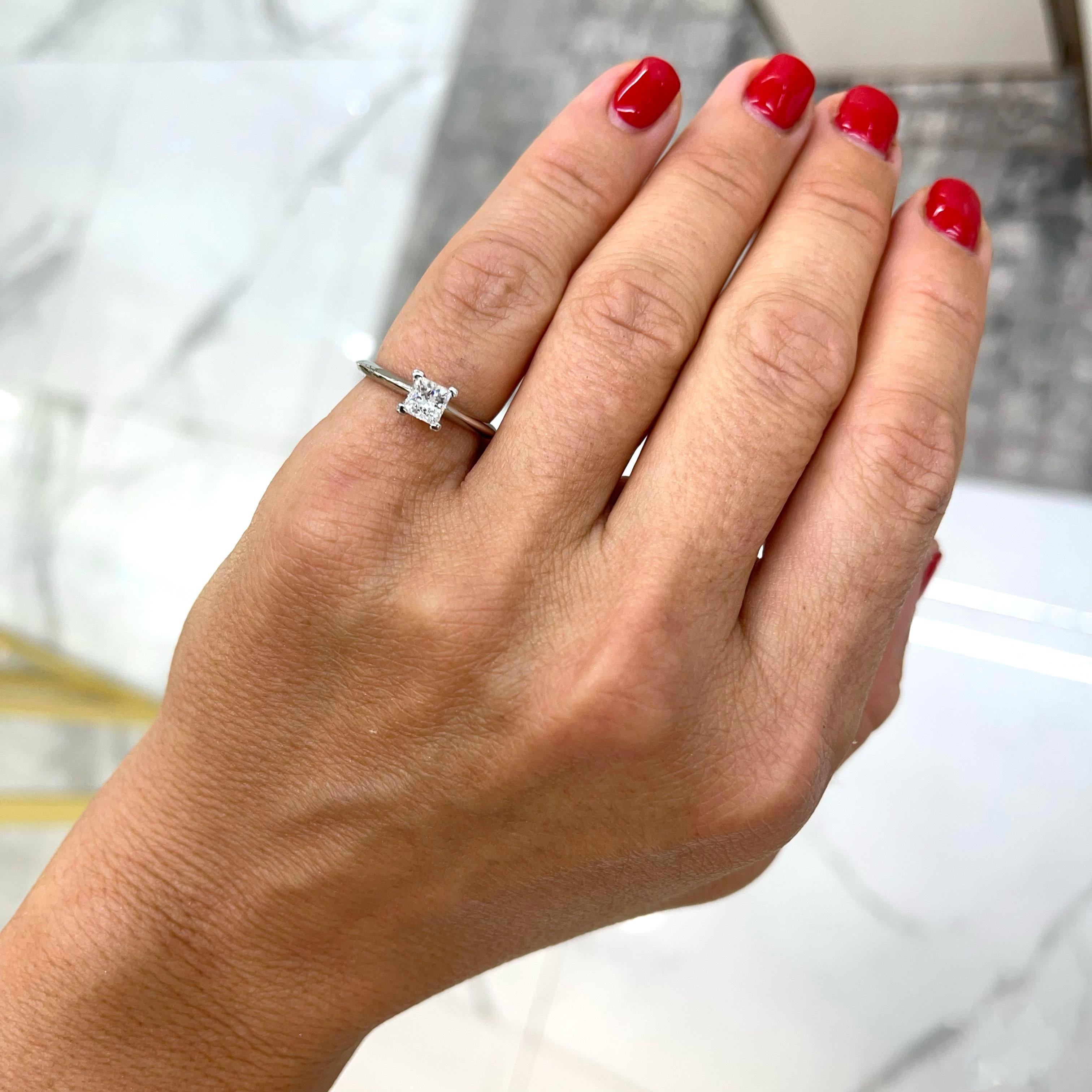 Tiffany & Co. Bague de fiançailles solitaire en platine avec diamant taille princesse en vente 4