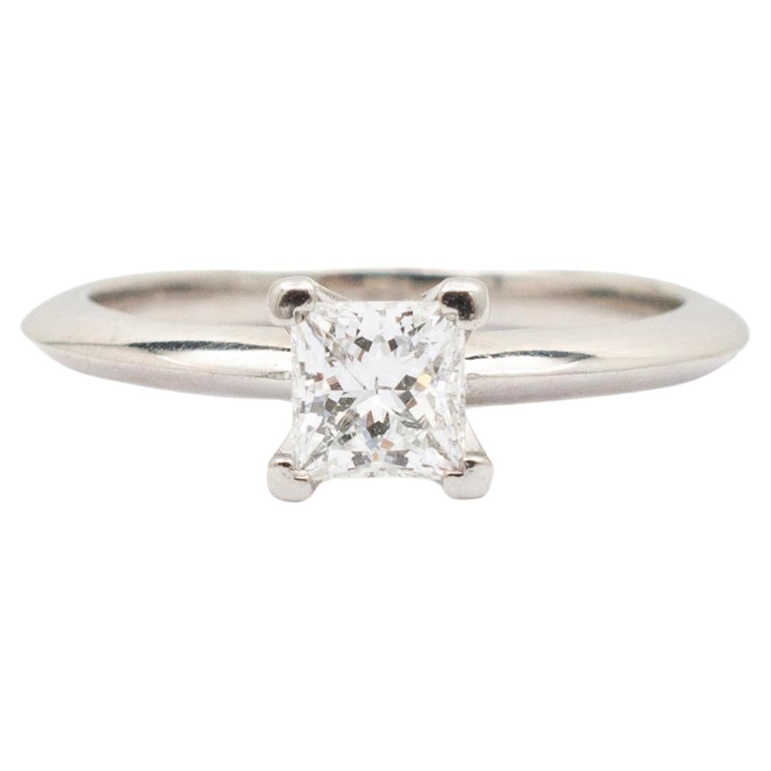 Tiffany & Co. Bague de fiançailles solitaire en platine avec diamant taille princesse en vente