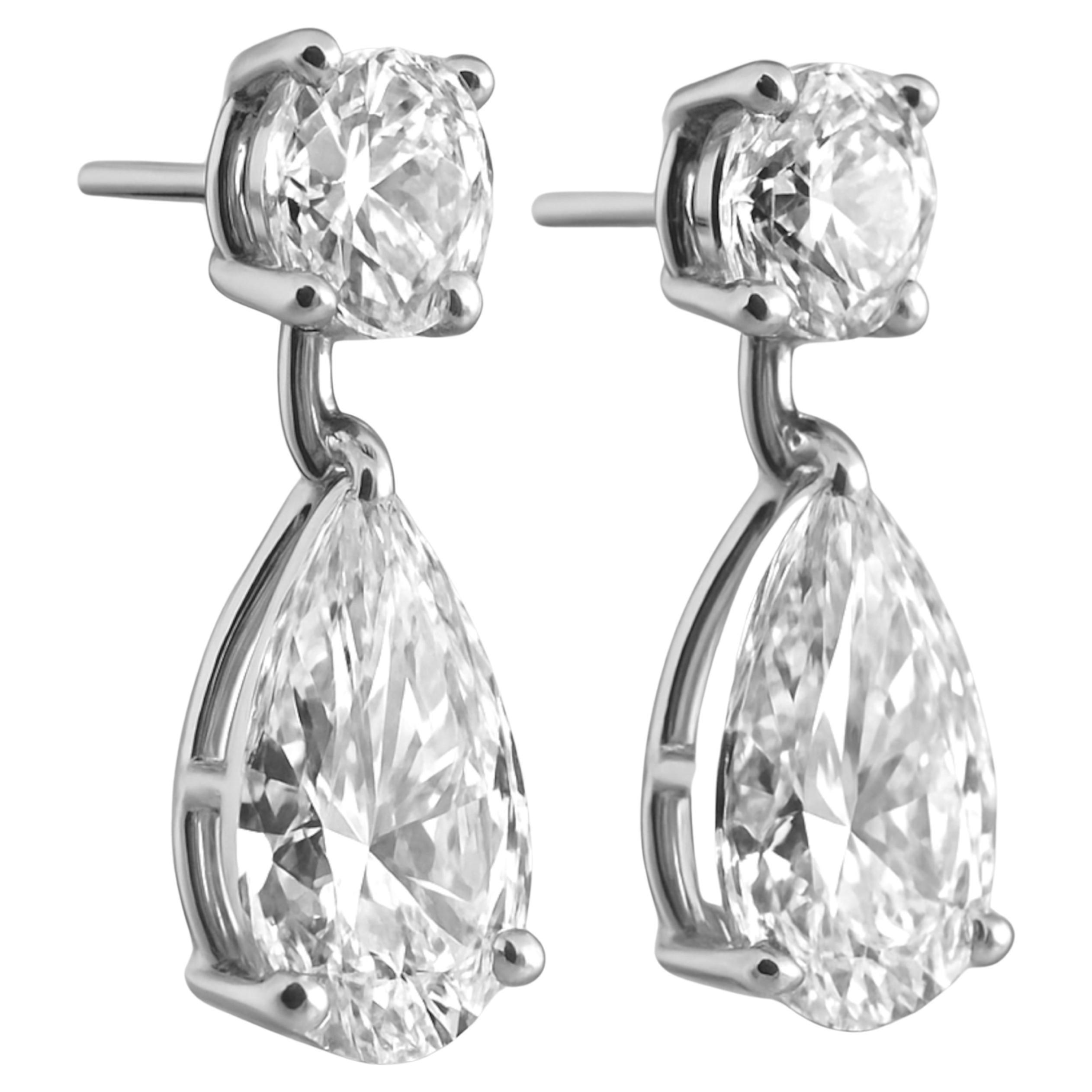 Tiffany & Co. Runder und birnenförmiger Diamant-Ohrstecker aus Platin

Ein elegantes und vielseitiges Paar Ohrringe von Tiffany & Co. mit abnehmbaren Diamanten. Die runden Diamanten können einzeln als klassische Solitär-Ohrstecker getragen werden