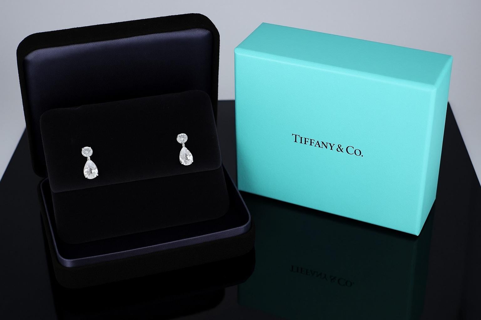Tiffany & Co. Runder und birnenförmiger Diamant-Ohrstecker aus Platin im Zustand „Hervorragend“ im Angebot in Chicago, IL