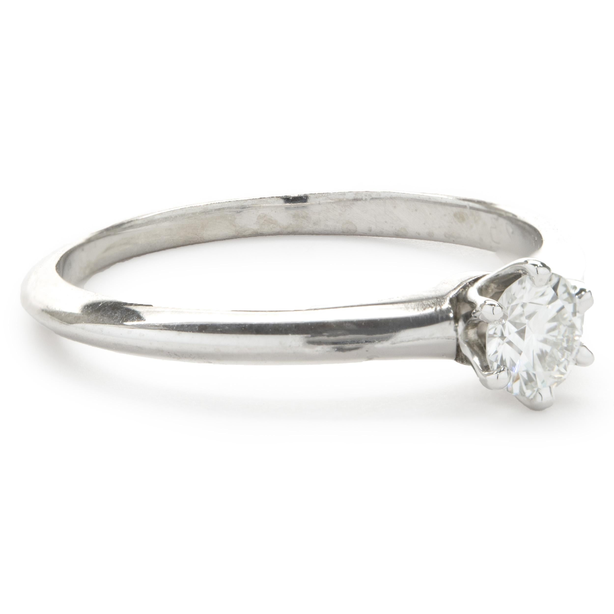 Tiffany & Co. Runder Brillantschliff Diamant-Verlobungsring aus Platin im Zustand „Hervorragend“ im Angebot in Scottsdale, AZ
