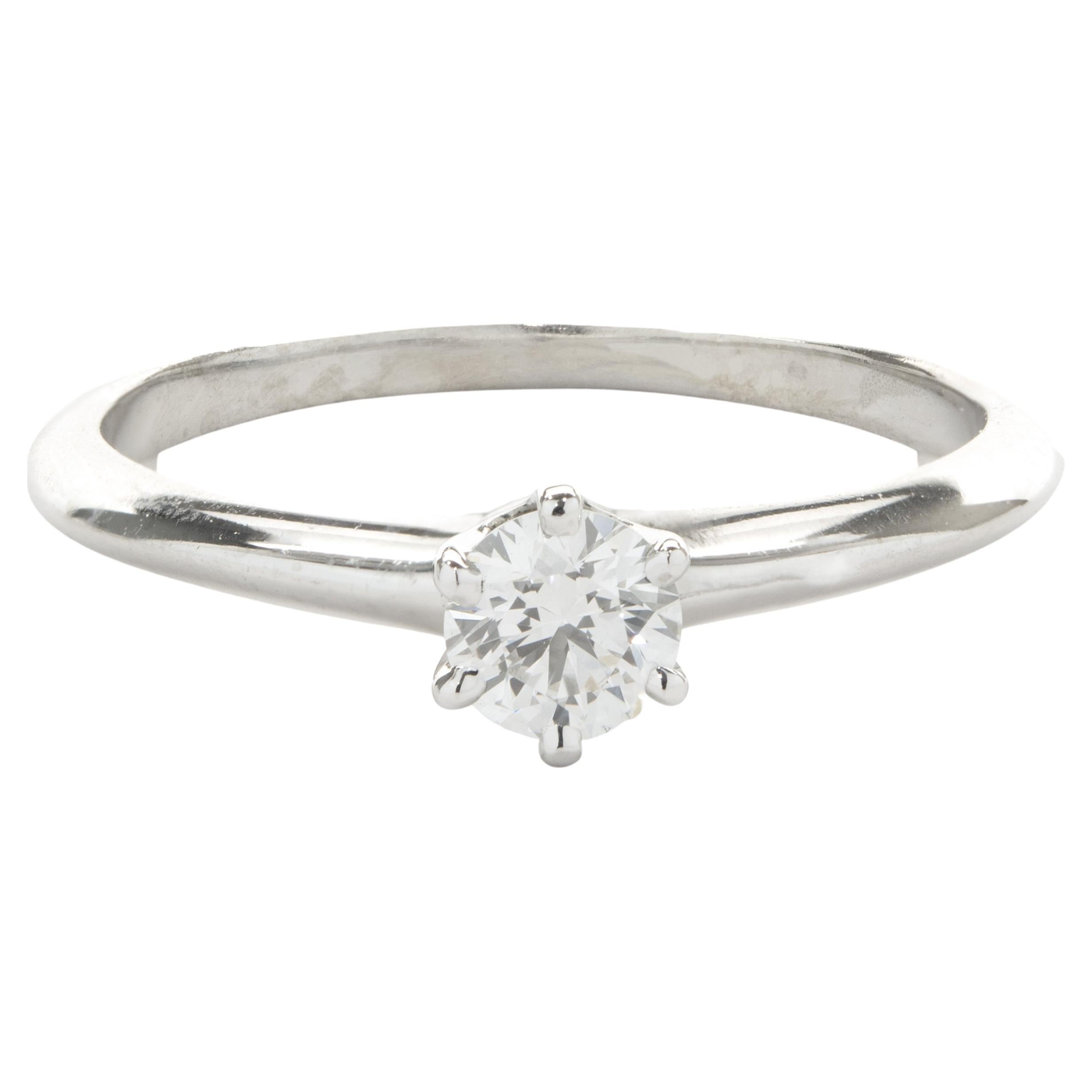 Tiffany & Co. Platin Verlobungsring mit rundem Diamanten im Brillantschliff