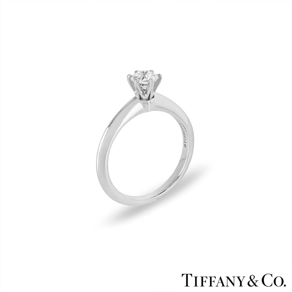 Magnifique bague solitaire en platine à diamant de Tiffany & Co. de la collection Setting. Le solitaire présente un diamant rond de taille brillant serti au centre dans une monture à 6 griffes pesant 0,38ct, de couleur H et de pureté VS1. Le diamant