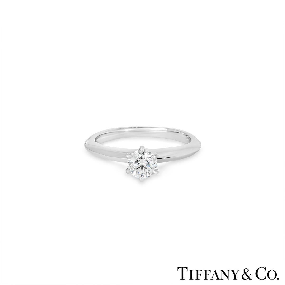 Taille ronde Tiffany & Co. Bague en platine sertie d'un diamant rond de taille brillant de 0,38 carat H/VS1