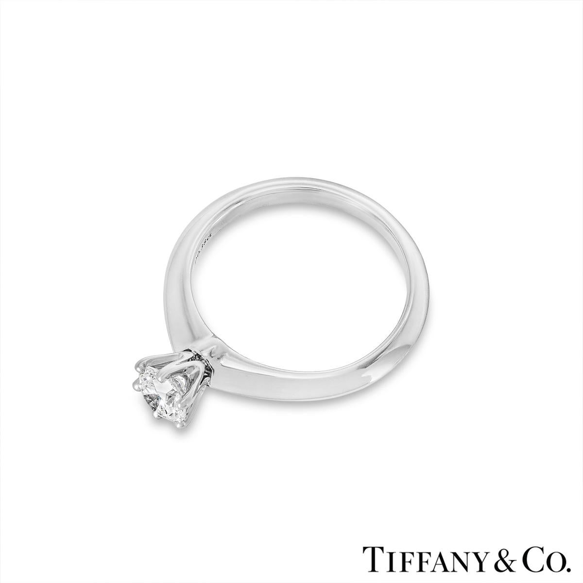 Tiffany & Co. Bague en platine sertie d'un diamant rond de taille brillant de 0,38 carat H/VS1 Excellent état à London, GB