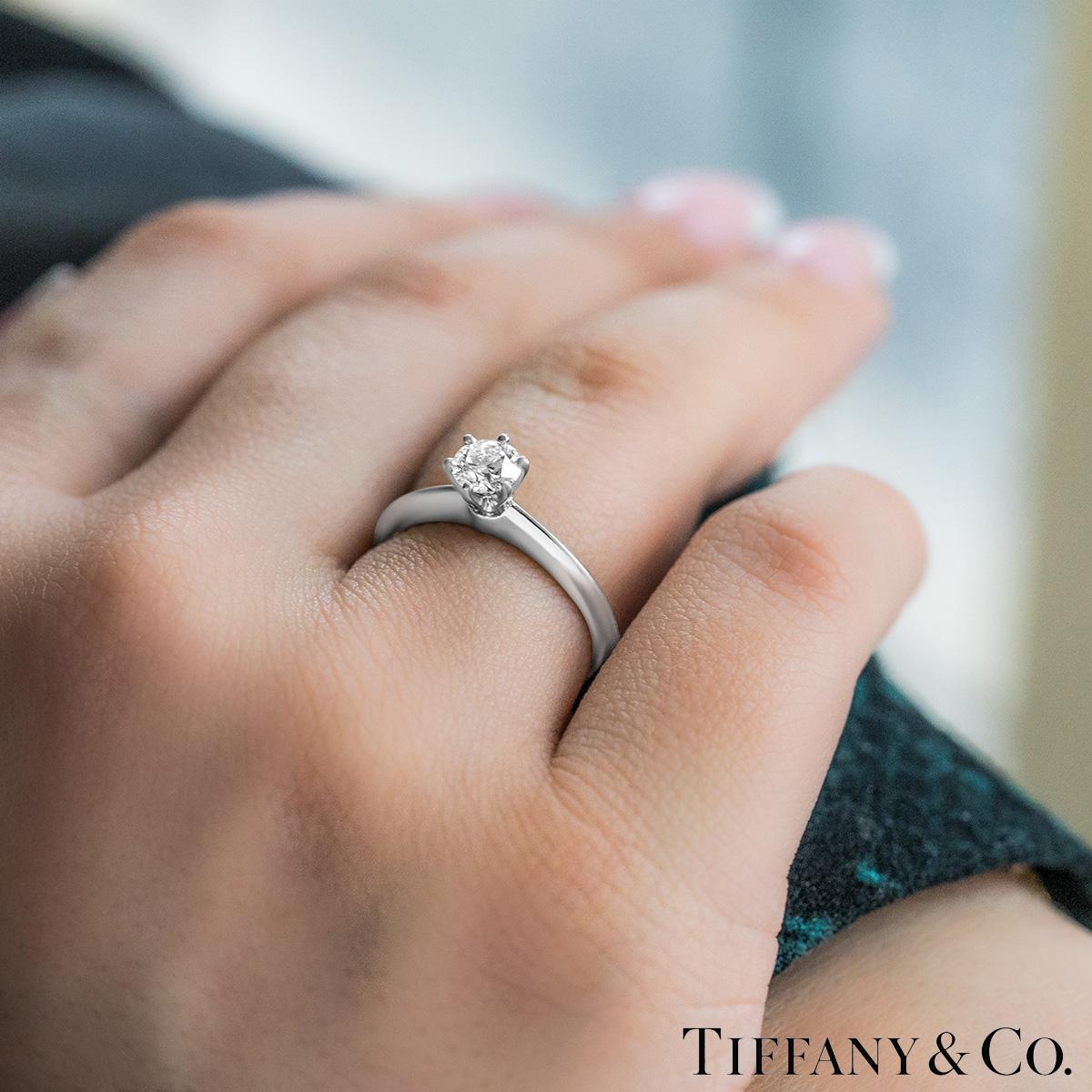 Tiffany & Co. Bague en platine sertie d'un diamant rond de taille brillant de 0,38 carat H/VS1 1