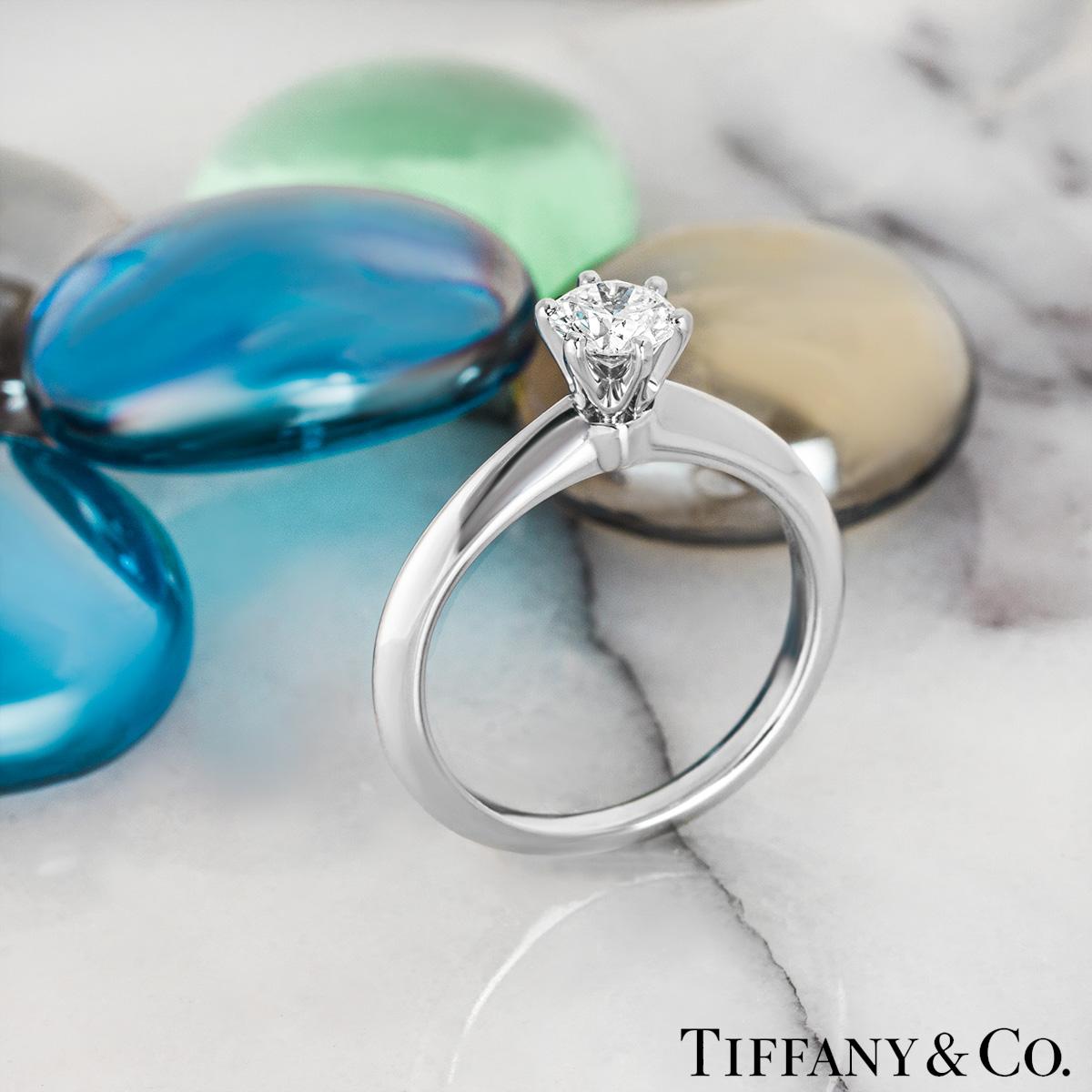 Tiffany & Co. Bague en platine sertie d'un diamant rond de taille brillant de 0,38 carat H/VS1 2