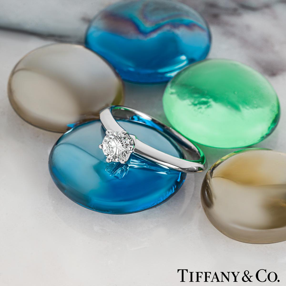 Tiffany & Co. Bague en platine sertie d'un diamant rond de taille brillant de 0,38 carat H/VS1 3