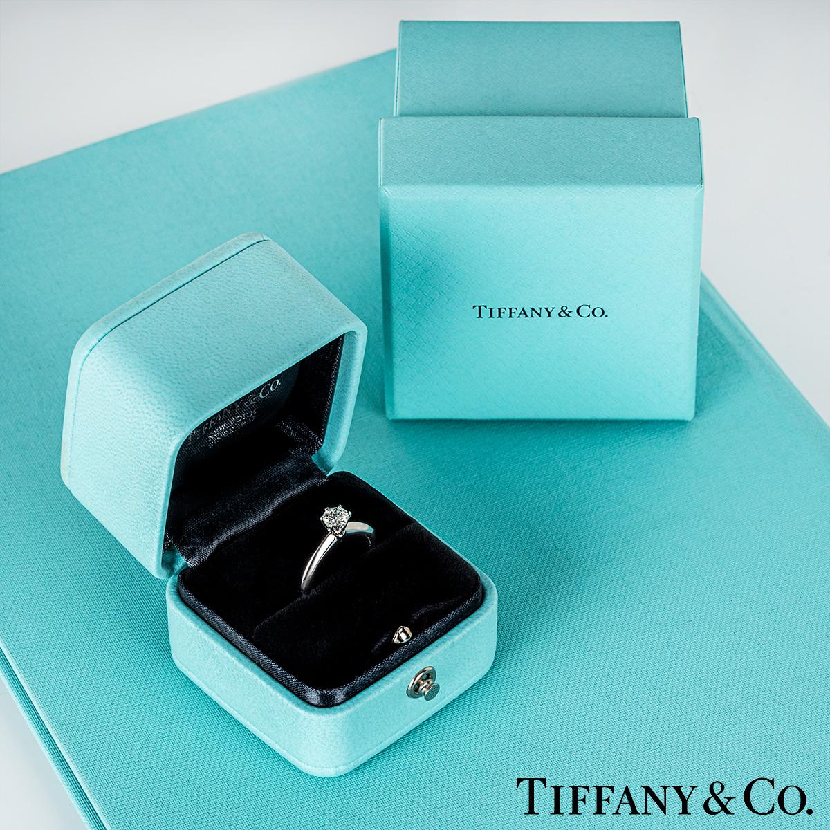 Tiffany & Co. Bague en platine sertie d'un diamant rond de taille brillant de 0,38 carat H/VS1 4