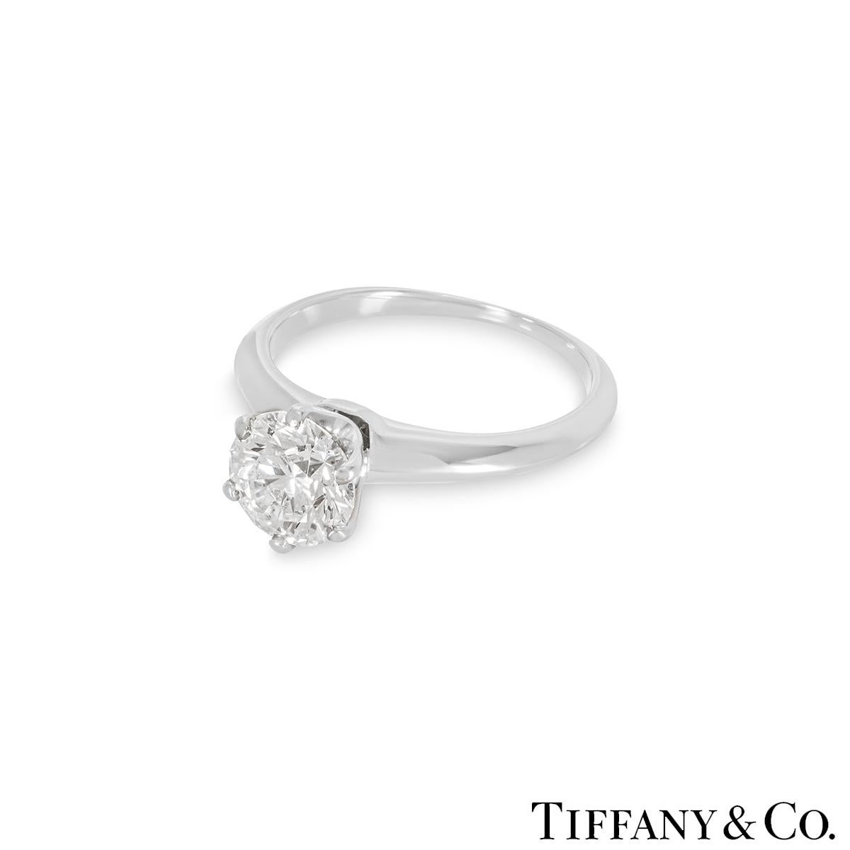 Tiffany & Co. Bague en platine sertie d'un diamant rond de taille brillant de 1,18 carat D/VS1 XXX Excellent état - En vente à London, GB