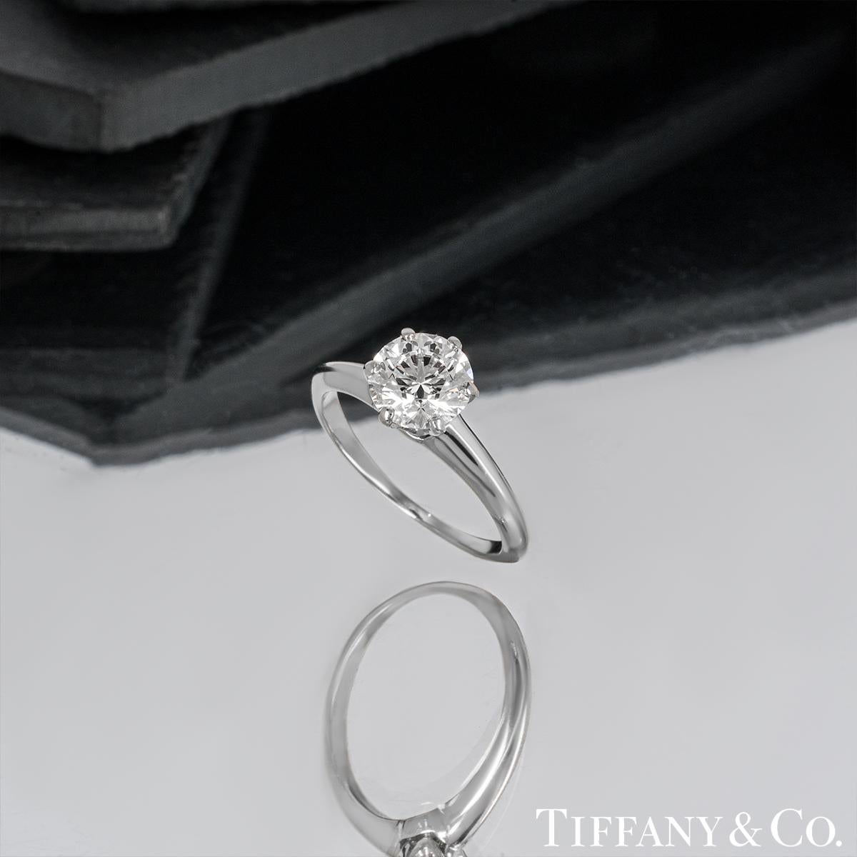 Tiffany & Co. Bague en platine sertie d'un diamant rond de taille brillant de 1,18 carat D/VS1 XXX en vente 2