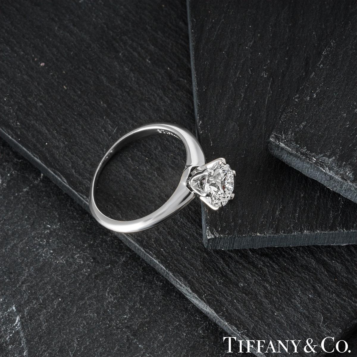 Tiffany & Co. Bague en platine sertie d'un diamant rond de taille brillant de 1,18 carat D/VS1 XXX en vente 3
