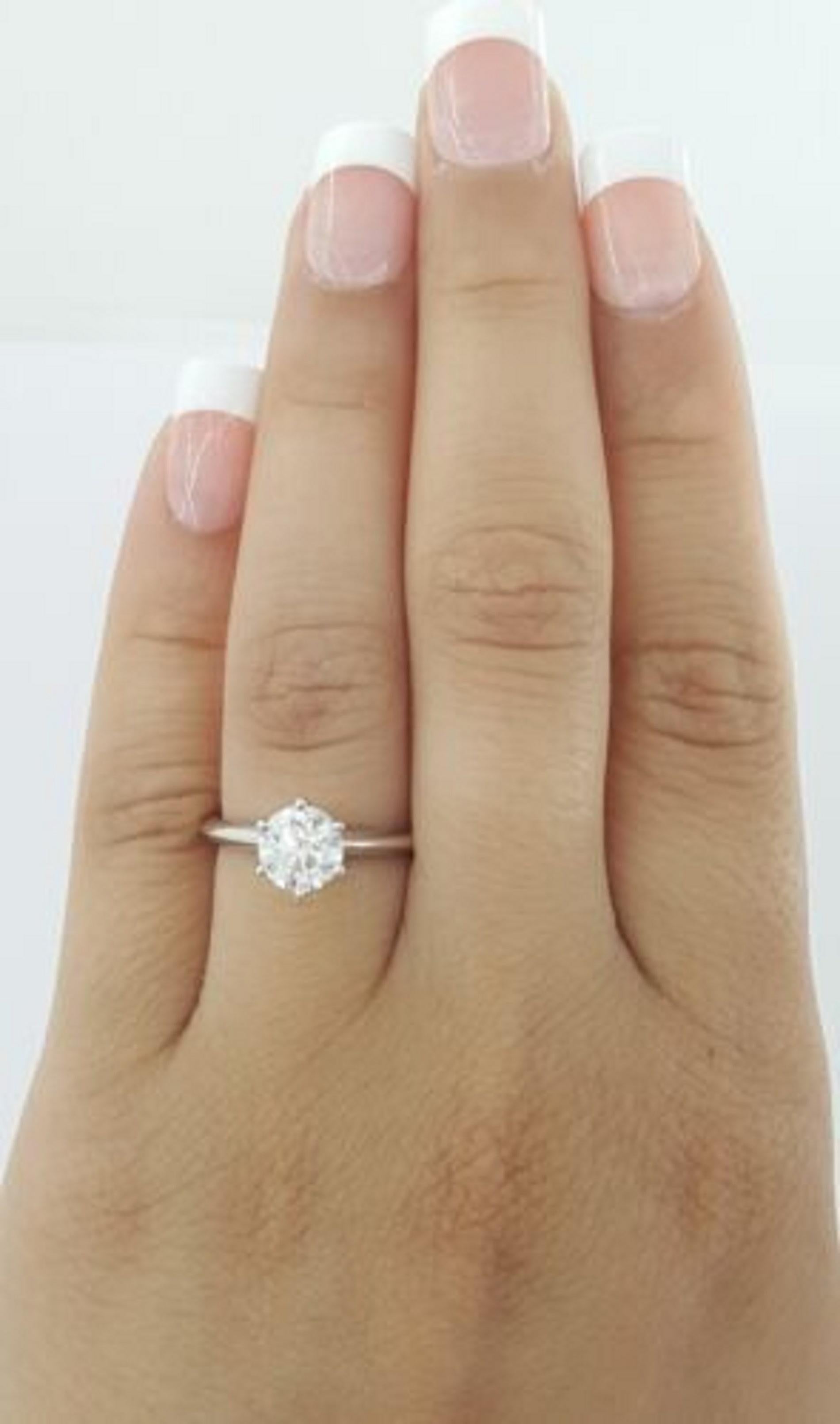 Tiffany & Co. Bague de fiançailles solitaire en platine avec un diamant rond et brillant de 0,85 ct de poids total.

La bague pèse 3 grammes, taille 5.25, la pierre centrale est un diamant rond brillant naturel pesant 0.85 ct, couleur D, pureté VS1.