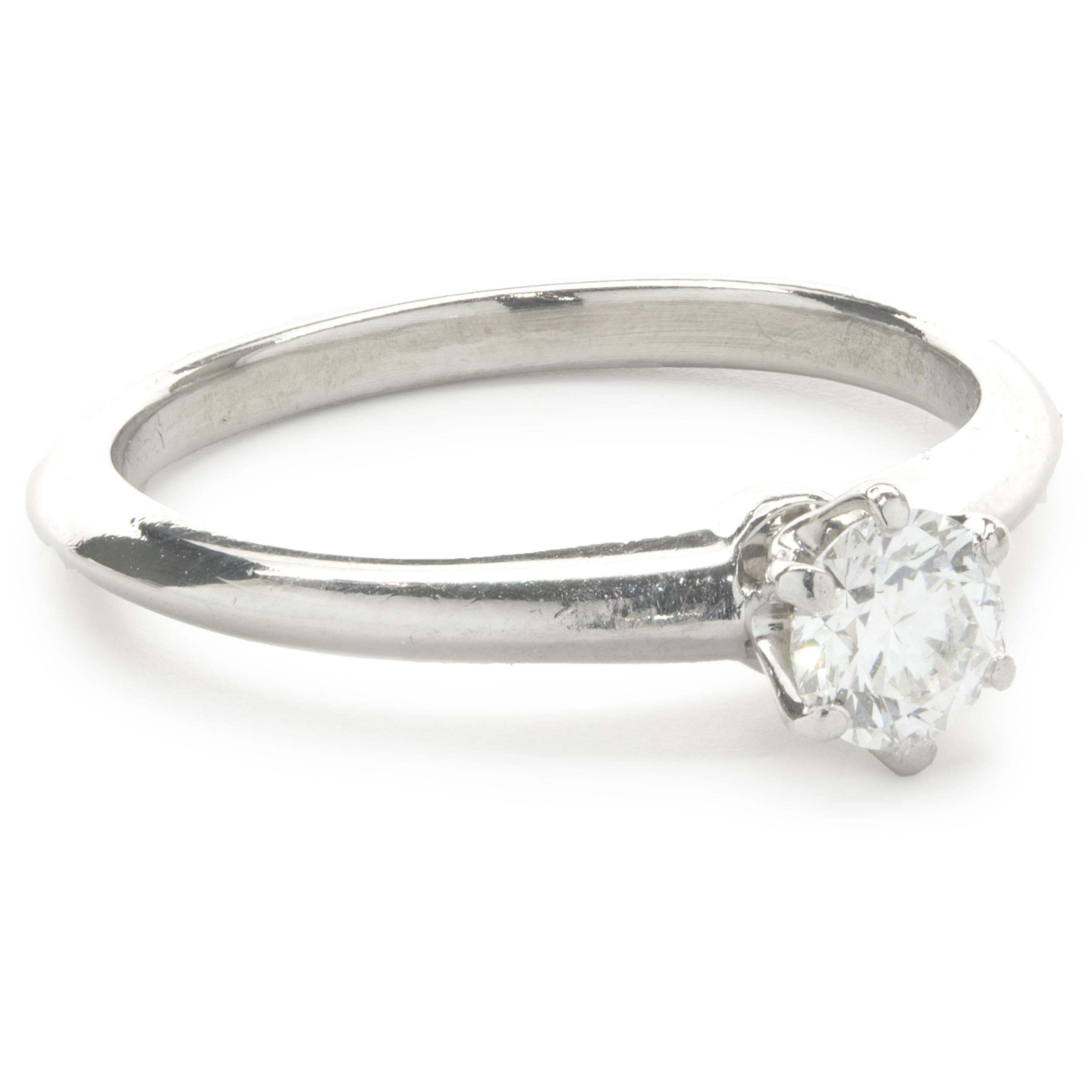 Designer : Tiffany & Co. 
Matériau : Platine
Diamant : 1 taille ronde brillante = 0,39ct
Couleur : F
Clarté : VS2
Taille : 6.5
Dimensions : la partie supérieure de l'anneau mesure 5.6 mm de large
Poids : 4.33 grammes
