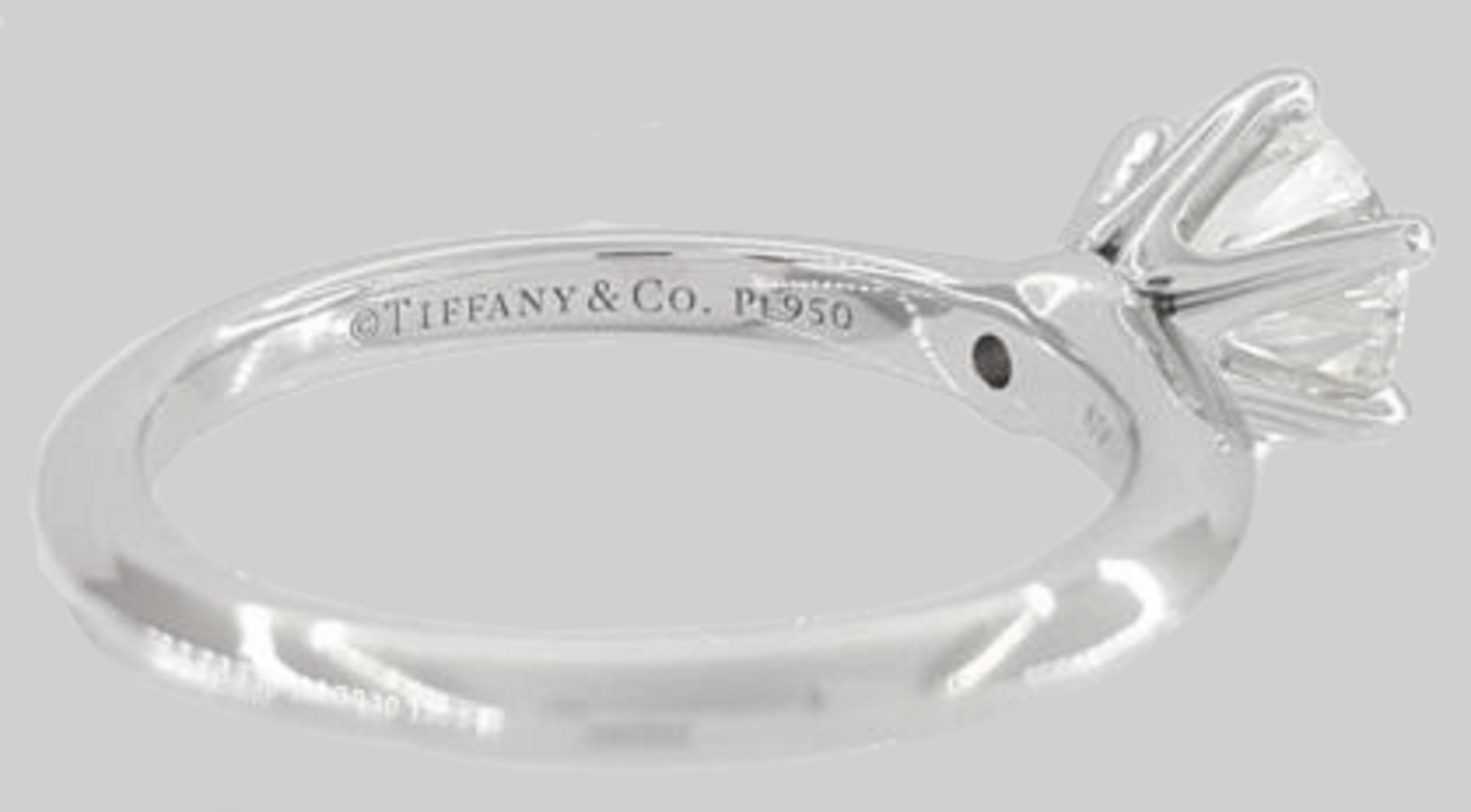 Moderne Tiffany & Co. Bague solitaire en platine avec diamants taille brillant rond en vente