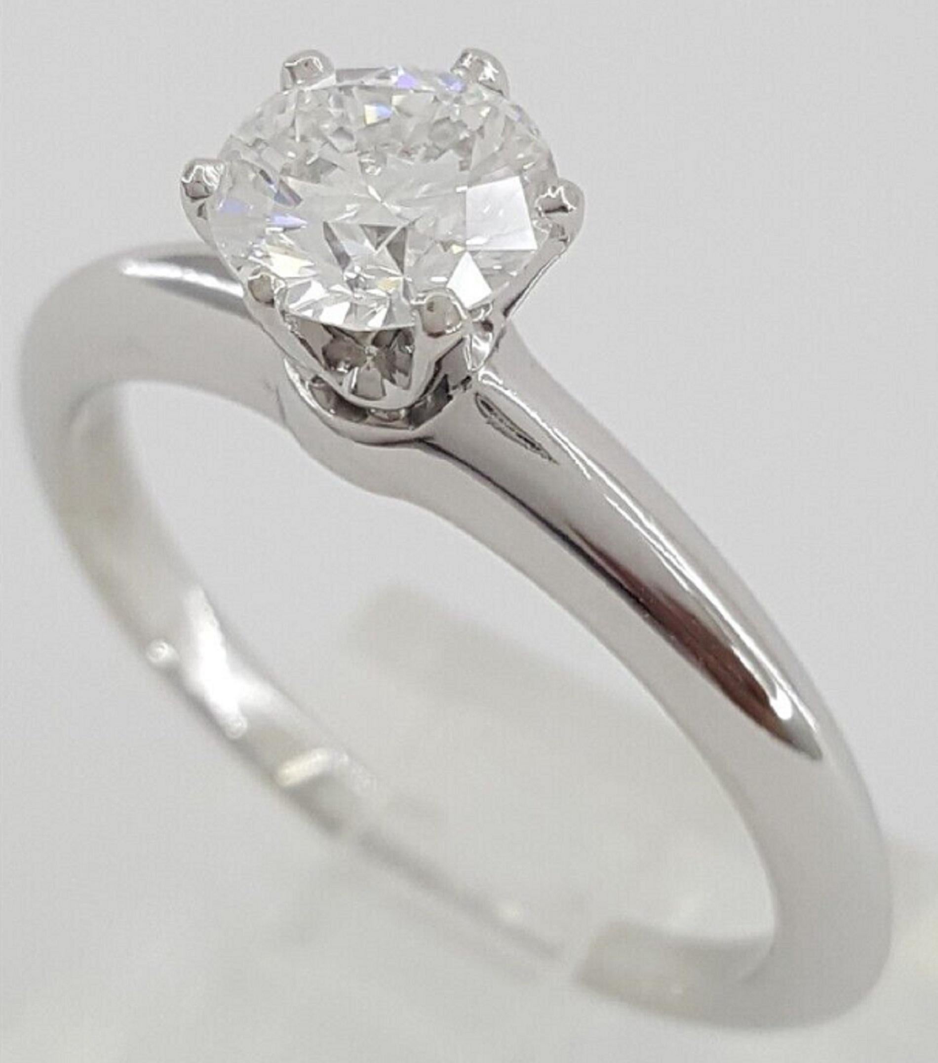 Taille ronde Tiffany & Co. Bague solitaire en platine avec diamants taille brillant rond en vente